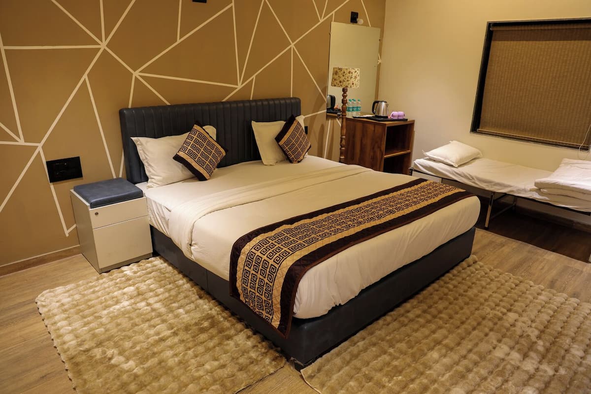 Luxury Room | Free WiFi, bed sheets