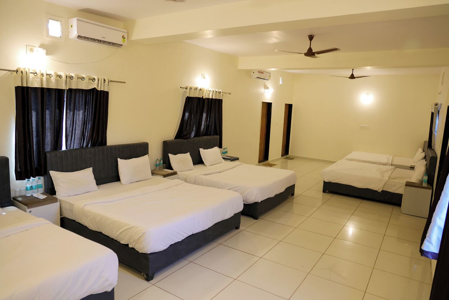 واي فاي مجانًا وملاءات أسرّة