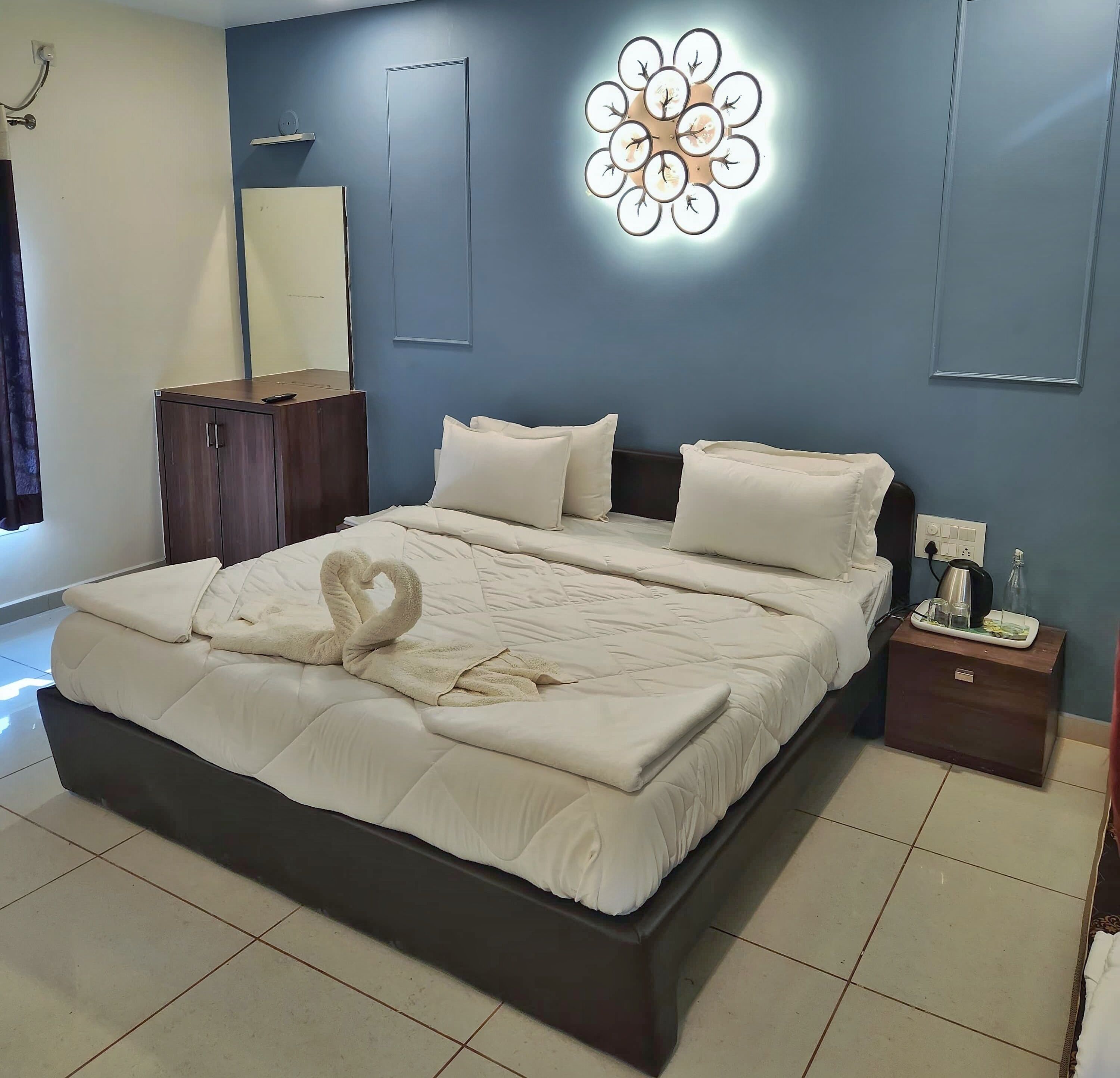 واي فاي مجانًا وملاءات أسرّة