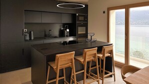 Coffee/tea maker, fridge, microwave, oven - Modern duplex with panoramic lake view & 100m from cycle path (Sévrier)