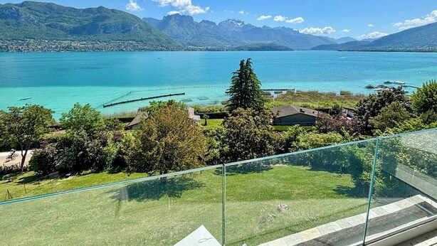 A view from a balcony overlooking a lake with mountains in the background. - Modern duplex with panoramic lake view & 100m from cycle path (Sévrier)