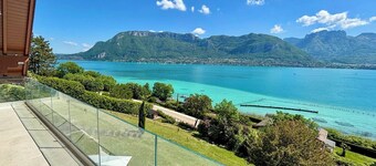 Modern duplex with panoramic lake view & 100m from cycle path
