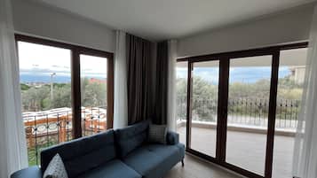 Grand Suite, Kitchen, Sea View | Living area