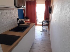 Fridge, microwave - Sea view apartment, air-conditioned, parking (Cap d'Agde naturisme)