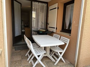 Outdoor dining - Cozy apartment, 2 rooms, near beach with secure parking (Fleury-Saint-Pierre-la-Mer)