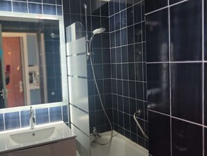 Bathroom - Air-conditioned studio with wifi, pool, and parking in Coudalère (Le Barcarès)