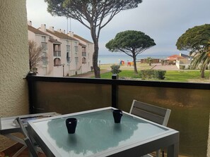 Outdoor dining - Air-conditioned studio with wifi, pool, and parking in Coudalère (Le Barcarès)