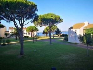 Property grounds - Air-conditioned studio with wifi, pool, and parking in Coudalère (Le Barcarès)