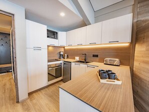 Kylskåp, mikrovågsugn, ugn och diskmaskin