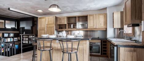 Frigorífico, horno, placa de cocina y lavavajillas