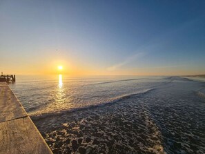 A wooden pier extending into calm waters at sunset. - Studio 20m from beach with parking, Saint-Jean-de-Monts (Saint-Jean-de-Monts)