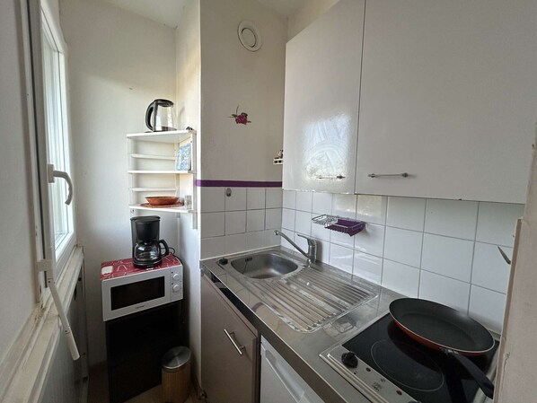 Kühlschrank, Mikrowelle, Herdplatte, Wasserkocher mit Kaffee-/Teezubehör