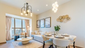 Un salon moderne avec un coin repas, de grandes fenêtres et une vue sur la ville.