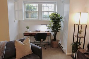 Interior - Capitol Hill & Penn - Steps from Eastern Market (Washington)