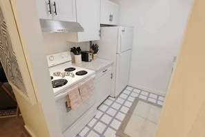 Coffee/tea maker, fridge, microwave, oven