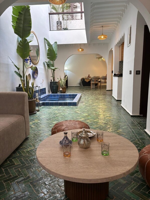 المنشأة من الداخل