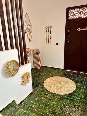 المنشأة من الداخل