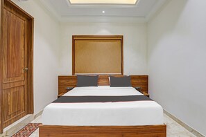 Deluxe Double Room, 1 King Bed | Iron/ironing board, free WiFi