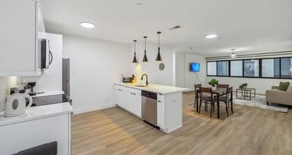 Market view Residence 502 Spacious 2 Bed 2 Bth