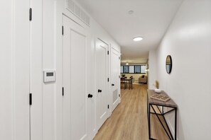 Interior - Market view Residence 503 I 1 Bedroom 1.5 Bathroom (Wilmington)