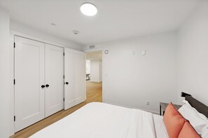 Escritorio, tabla de planchar con plancha, wifi gratis y ropa de cama