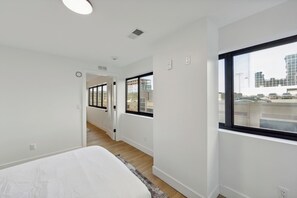 1 Schlafzimmer, Schreibtisch, Bügeleisen/Bügelbrett, Reisekinderbett