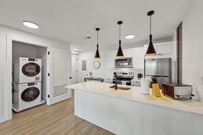 Fridge, oven, stovetop, cookware/dishes/utensils - Market view Residence 505 I 1 Bedroom 1 Bathroom (Wilmington)