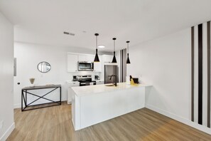 Fridge, oven, stovetop, cookware/dishes/utensils - Market view Residence 505 I 1 Bedroom 1 Bathroom (Wilmington)