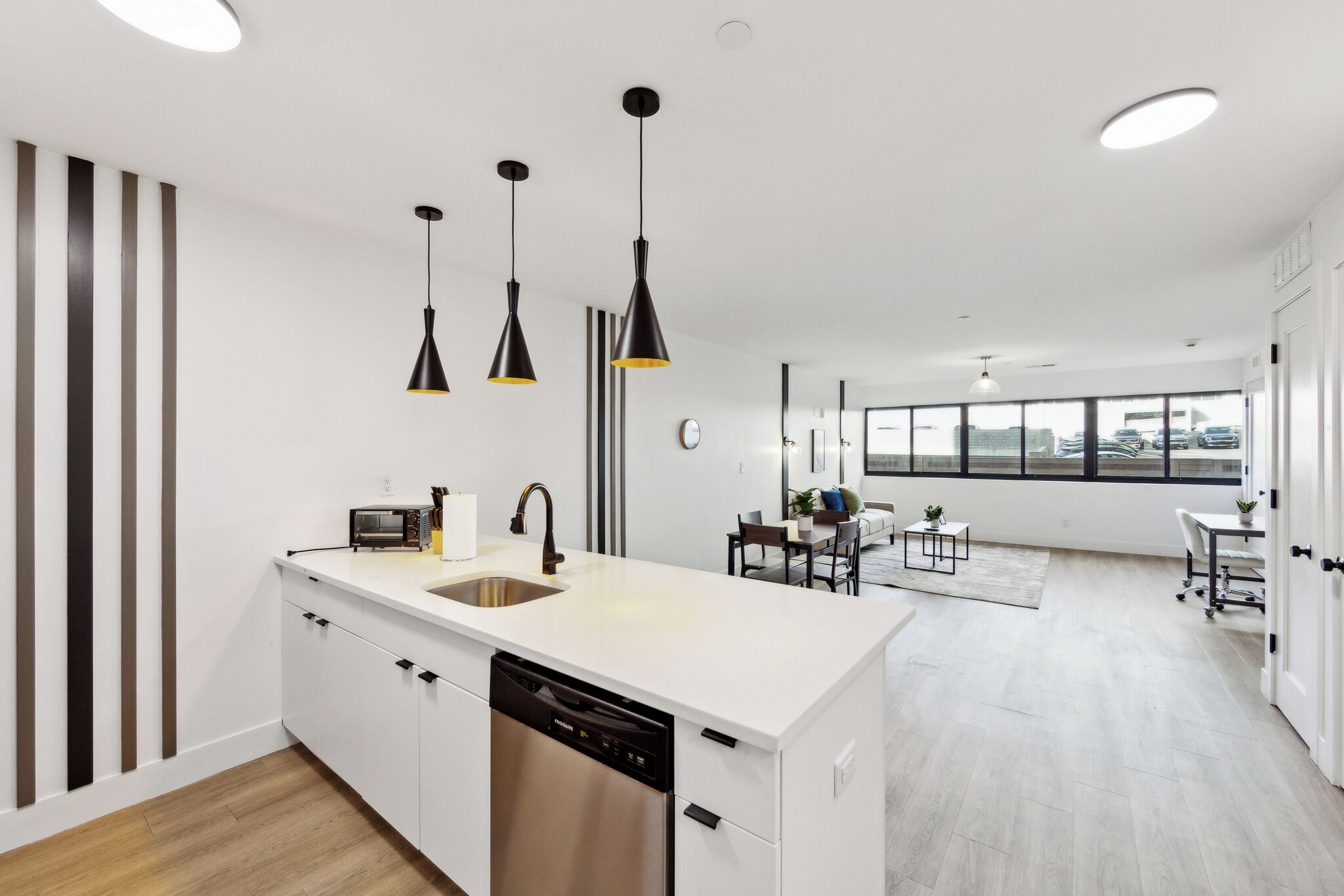 Kjøleskap, ovn, kokeplater og kjøkkenutstyr