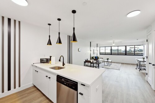 Market View Residence stunning 1bd Apt