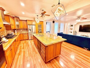 ثلاجة، ميكروويف، فرن، موقد طهي مسطح