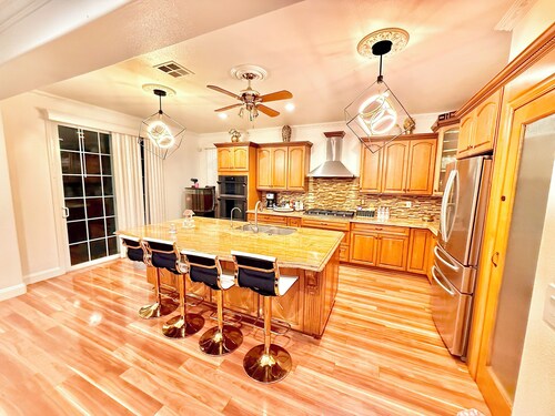 Spacious 7-bedroom villa in brilliant Merced with WiFi, fitness room, AC