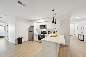 Fridge, oven, stovetop, cookware/dishes/utensils