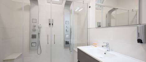 Douche, sèche-cheveux, serviettes fournies, papier toilette