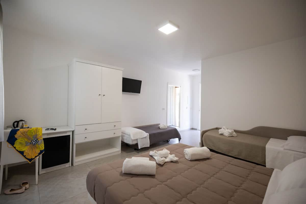 Deluxe Quadruple Room | Desk, free WiFi