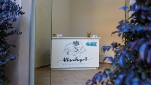 A reception desk with a logo and name 'AllisonTropéA Bed & Breakfast'. - B&B Allison Tropea (Tropea)