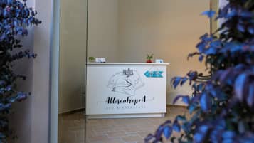 Una reception con il logo e il nome 'AllisonTropéA Bed & Breakfast'.