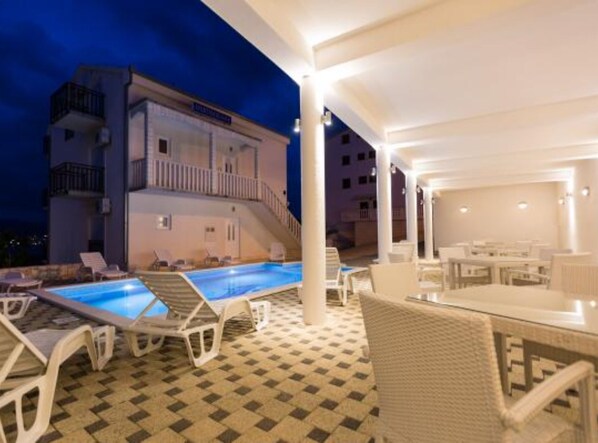 3 outdoor pools, sun loungers