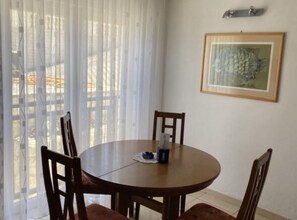 Dining room - Apartmani Bridić Okrug Donji (Okrug)
