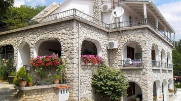 Departamento (Studio Apartment) | Exterior
