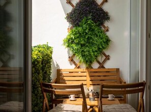 公寓 (Two Bedroom Apartment) | 陽台