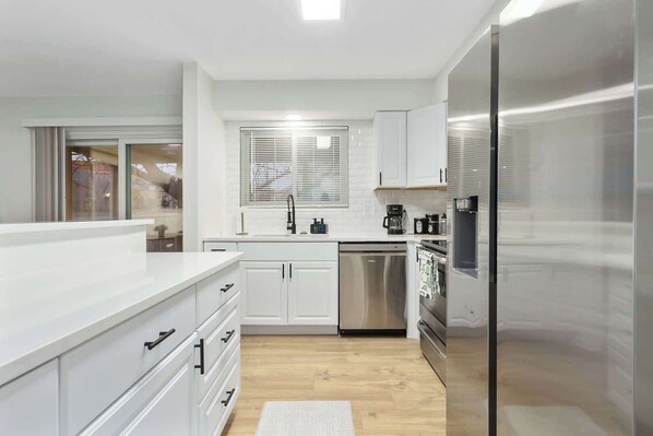 Kylskåp, mikrovågsugn, ugn och spishäll