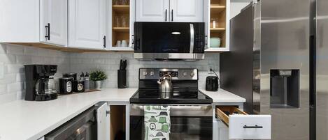 Réfrigérateur, micro-ondes, four, plaque de cuisson