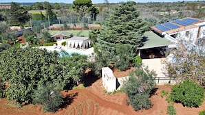 A large estate with a swimming pool, outdoor seating, and solar panels. - Villa Velisia - Con Ampia Piscina E Campo Da Gioco Privato (Alessano)