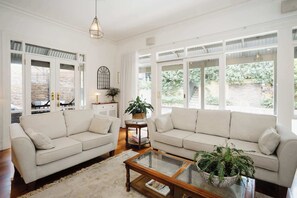 Télévision, cheminée, livres