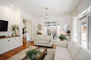 Televisie, een open haard en boeken