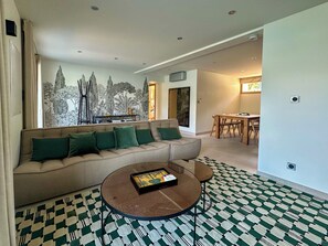 Smart TV, books, stereo