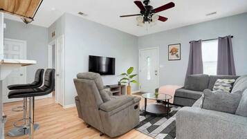 Una televisión, una oficina