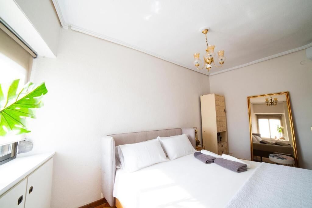 2 dormitorios, escritorio, tabla de planchar con plancha y cuna de viaje