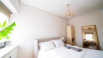 2 dormitorios, escritorio, tabla de planchar con plancha y cuna de viaje